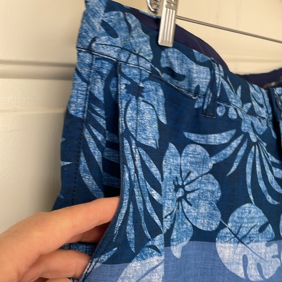 TOMMY BAHAMA Blue Floral Cayman Waterline 9" Board Shorts Men’s Size 40 - Picture 3 of 9